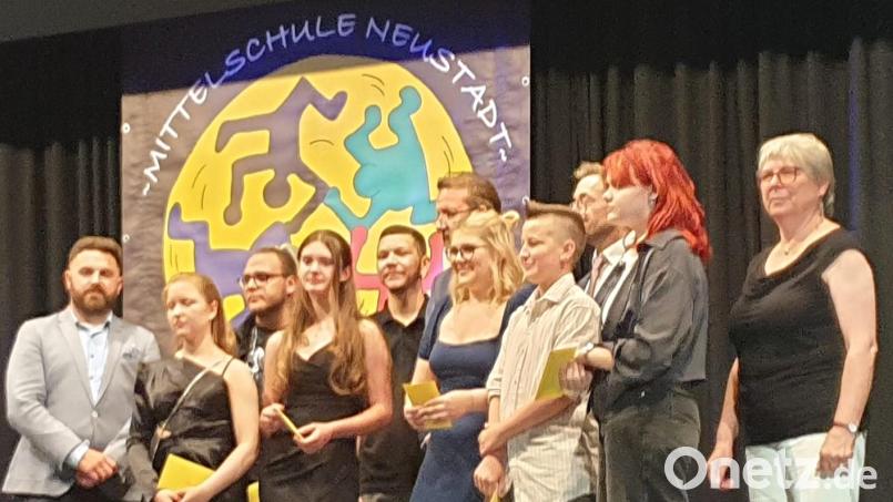 Die Mittelschule Neustadt/WN verabschiedete ihre drei Abschlussklassen. Bild: Doris Pensky/exb