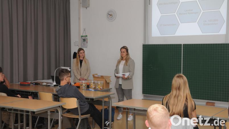Sophie Aures (rechts) und Sina Hartmann stellten den Neuntklässlern der Walter-Höllerer-Realschule die Laufbahn am Landratsamt vor. Bild: Joachim Gebhardt