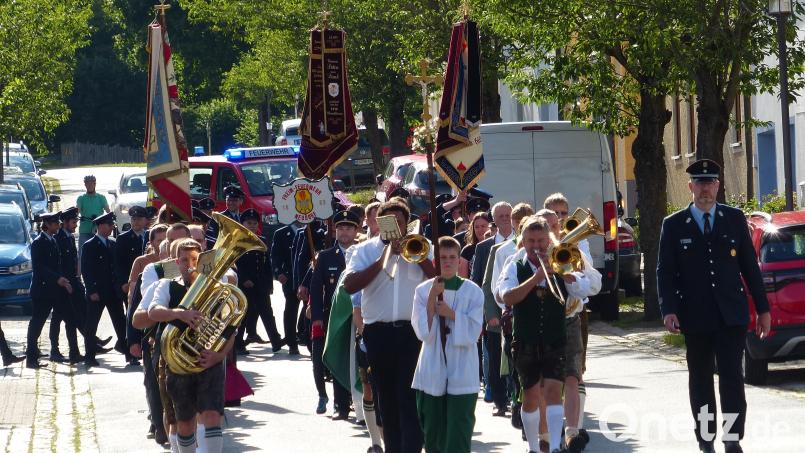 Ein langer Zug, insgesamt 17 Vereine, zogen durchs Dorf in Richtung Festzelt. Bild: hme