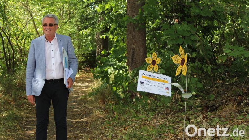 Den Kreuzweg am Kalvarienberg in Tiefenbach schmücken geklöppelte Sonnenblumen. Bürgermeister Ludwig Prögler begrüßt zur Präsentation eine Reihe von Gästen aus Bayern und Tschechien. Bild: nis