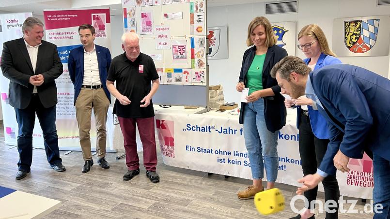 Erst würfeln und dann von einer Frage überraschen lassen: Die Direktkandidaten für die Landtagswahl, Christoph Skutella, Nicole Bäumler, Laura Weber, Stephan Oetzinger und Bernhard Schmidt (von rechts), mit dem Spielleiter Alfons Ernstberger vom Leitungsteam des KAB-Diözesanverbandes (Dritter von links). Bild: Eichl
