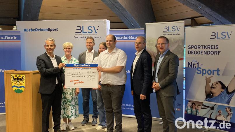 Michael Gruber, Vorstandsvorsitzender Sparda-Bank Ostbayern (links), die BLSV-Bezirksvorsitzende Barbara Hernes (Zweite von links) und BLSV-Präsident Jörg Ammon (rechts) übergaben den Preis an (von links) Lehrer Michael Teplitzky, Schülerin und Projekthelferin Rosa Teplitzky, Handball-Vorsitzenden Michael Lang und Schulleiter Ludwig Pfeiffer. Bild: Fink/exb