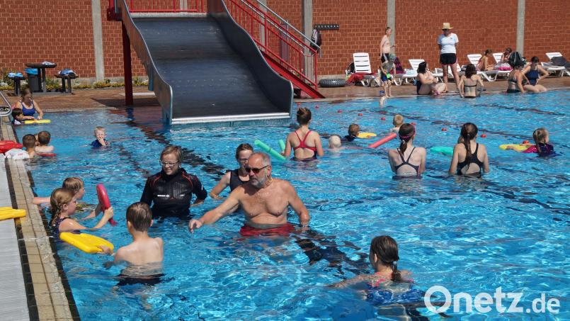 Mit Schwimmbrett und Schwimmnudel ausgestattet machen die Kinder unter Anleitung der Trainer erste Übungen zum Schwimmen. Jugendleiterin Martina Baumer (stehend) gibt den Eltern Tipps. Bild: wel