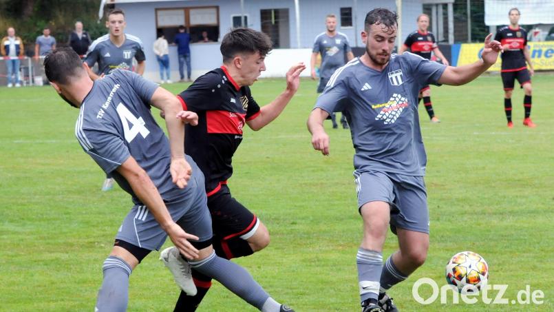 Der ASV Waldsassen fertigte am Sonntag den Nachbarn TSV Konnersreuth mit 6:0 ab. In dieser Szene nimmt es ASV-Akteur Nico Sticht (Mitte) mit den beiden Konnersreuthern Maximilian Siller (Nummer 4) und Andreas Stock auf. Bild: heh