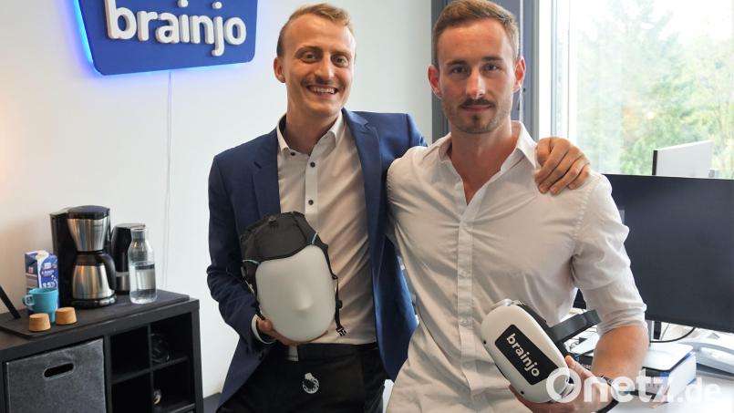 Der Amberger Christian Gnerlich (im Anzug) und sein Geschäftspartner Markus Wensauer haben das Start-up Brainjo gegründet. Zusammen wollen sie die ADHS-Therapie revolutionieren - mit EEG-Gerät und VR-Brille. Bild: jut