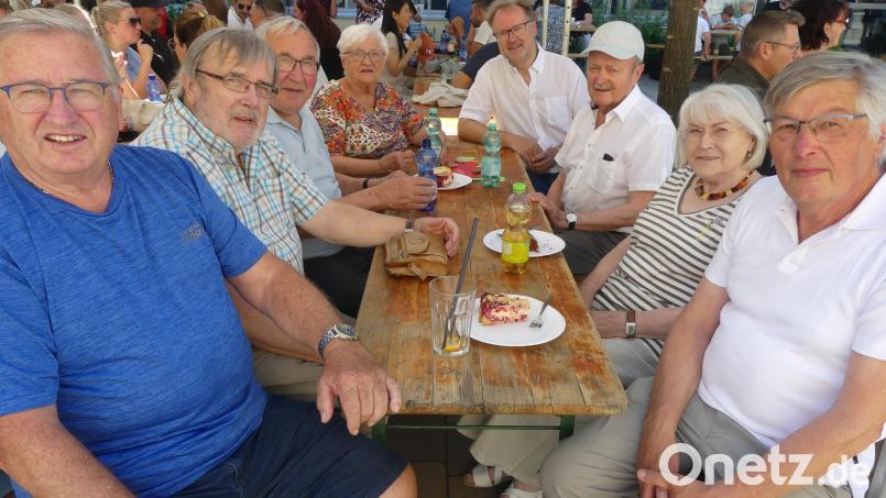 Am &quot;Lehrertisch&quot; gibt es ein Wiedersehen: (von rechts) Otmar Buchmann, Christl Nußstein, Bernd Thurn, Rektor Wolfgang Bodensteiner, Gerlinde Kohl, Heiner Kohl, Werner Schaller und der ehemalige Hausmeister Helmut Eckert haben sich einiges zu erzählen. Bild: rn