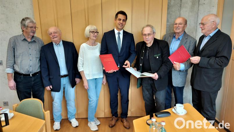Die Autoren und das Helferteam bei der Begutachtung des Werks (von rechts): Wolfgang Klein, Max Zinnbauer, Reiner Reisinger, Bürgermeister Rudolf Teplitzky, Christa Zapf, Willibald Wirnshofer und Wolfgang Ruhland. Bild: lg