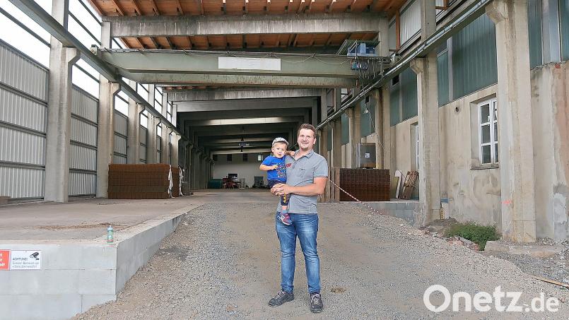Bis zum Umzug der Firma Janner-Bau GmbH &amp; Co. KG auf das Gelände des einstigen Granitwerks Friedenfels wird es noch ein wenig dauern. Der neue Besitzer des Areals, Martin Janner (im Bild mit seinem Sohn), freut sich darauf. Bild: bsc