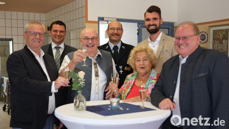 Metzgermeister und Gastronom Hans Jäger (Dritter von links) feierte den 75. Geburtstag. Dazu gratulierten Andreas Feller, Thomas Ebeling, Stefan Schenk, Ria Achhammer, Tim Dirmeier und Hans Vornlocher (von links). Bild: Hirsch