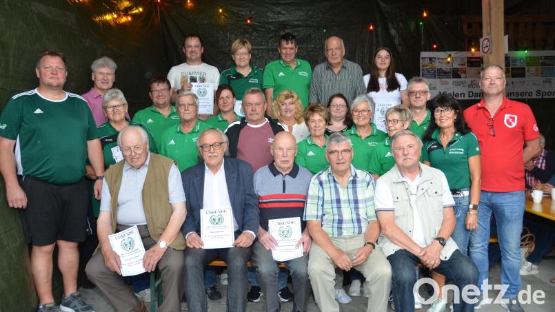 Hellmuth Reinl, Herbert Stahl (vorne, von links), Rudolf Kunze, Franz Böhm (vorne, von rechts) sowie Johann Gollwitzer (hintere Reihe, Zweiter von rechts) gehören seit 50 Jahren zum Kegelclub &quot;Gut-Holz&quot; in Altenstadt. Beim 50-jährigen Gründungsjubiläum, das am Wochenende gefeiert wurde, erhielten sie eine besondere Auszeichnung vom Vorsitzenden Manfred Hilburger (links). Bild: dob