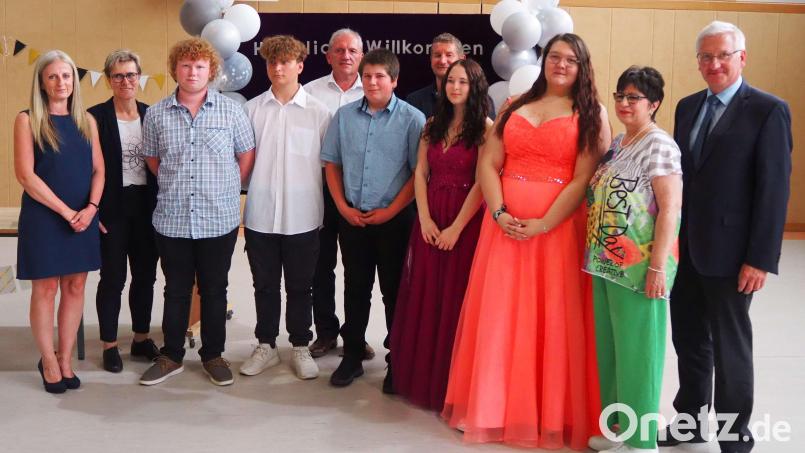Die Jahrgangsbesten der Mittelschule Erbendorf mit Schulleiterin Sabine Graser (links) und den Bürgermeistern sowie Elternbeiratsvorsitzendem Martin Gallersdörfer (Fünfter von rechts). Bild: Sabine Graser/exb