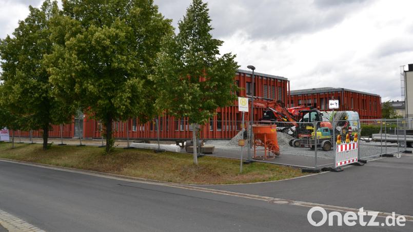 Bis zum Herbst nächsten Jahres ist das ALE eine Baustelle. Die Dacherneuerung erfordert umfangreiche Vorarbeiten, denn über die komplette Fläche muss ein Notdach gespannt werden. Der Radweg wird in diesem Bereich vorübergehend auf die andere Straßenseite verlegt. Bild: as