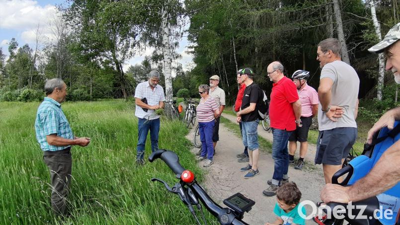 Die etwas andere Radtour: Hans Babl (Zweiter von links) vom Bund Naturschutz lenkte den Blick der Teilnehmer bei der &quot;Biotop-Radtour&quot; nach unten - auf Gras und Boden. Bild: Babl/exb