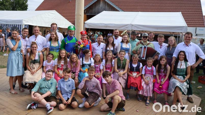 Bevor die acht Kirwapaare den Kirwabaum austanzten, glänzten sieben Kinder-Kirwapaare zu den Klängen der Allerscheynst’n mit ihren gelungenen Tanzdarbietungen. Das Austanzen der Großen endete mit der Kür von Benedikt Lederer (grüne Kappe) und Amelie Kittler (rote Kappe) zum neuen Oberkirwapaar. Bild: u