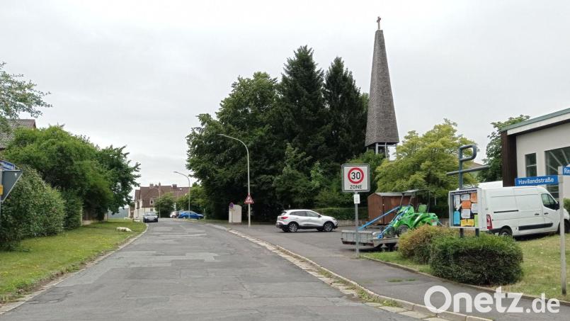Im Zuge des grundhaften Ausbaus der Havilandstraße lässt die evangelische Kirchengemeinde die Parkfläche vor der Kirche umgestalten. Längs der Havilandstraße sieht die Planung 13 zusätzliche Parkplätze vor. Bild: fpoz