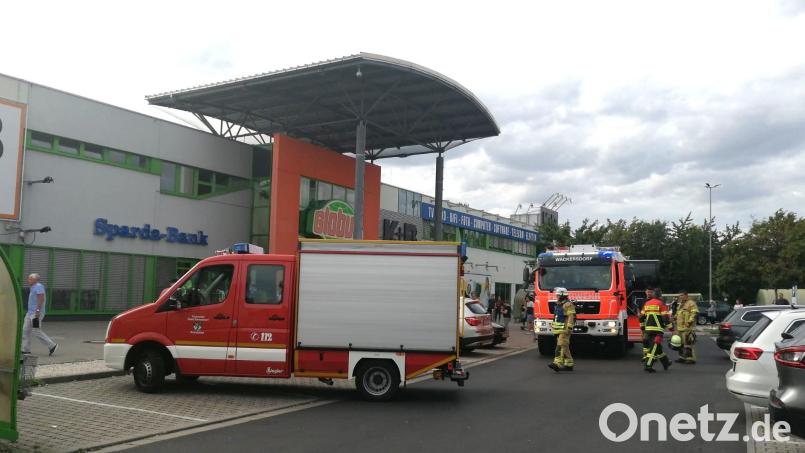 Ein defekter Boiler löste am Montag kurz vor 17 Uhr einen Feuerwehreinsatz beim Warenhaus &quot;Globus&quot; am Brunnfeld in Schwandorf aus. Bild: Hirsch