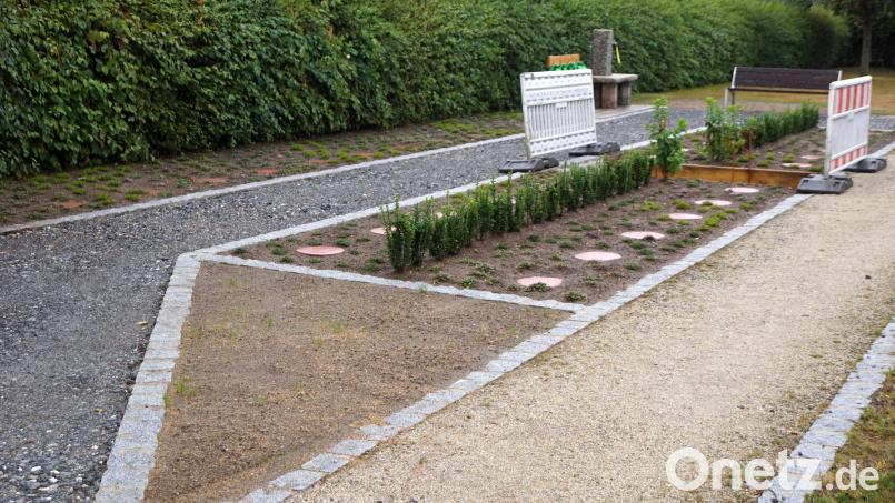 Die Nachfrage nach den 36 Urnengräbern ist groß. Freigegeben und reserviert werden sie voraussichtlich im September, wenn alle Arbeiten abgeschlossen und die Kosten kalkulierbar sind. Der schmucke Brunnen aus Granit ist fertig. Bild: bkr