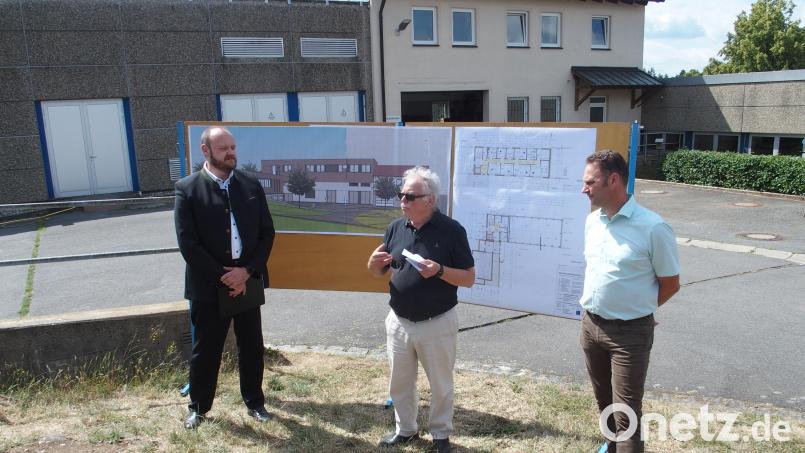 Es geht so langsam voran auf der Baustelle für das neue Gebäude der Steinwaldgruppe. Über den Fortschritt informieren sich Landrat und Zweckverbandsvorsitzender Andreas Meier, Josef Schöberl (Architekt) und Geschäftsleiter Matthias Götz. Bild: ZV Steinwaldgruppe , MA Johannes Schießl/exb