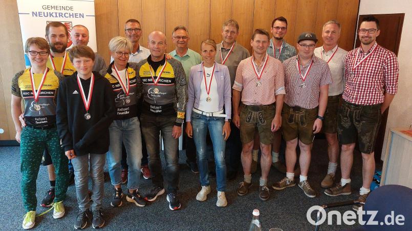 Die geehrten Sportler mit Bürgermeister Peter Achatzi und seinen beiden Stellvertretern. Die Jugend fehlte bis auf einen Teilnehmer der Oberpfälzer Schülermeisterschaften vollständig. Bild: mfh