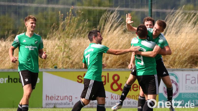 Torjubel beim TSV Reuth: Der Vorjahresaufsteiger landete mit 2:1 gegen den FC Dießfurt seinen ersten Saisonsieg. Bild: Dieter Jäschke