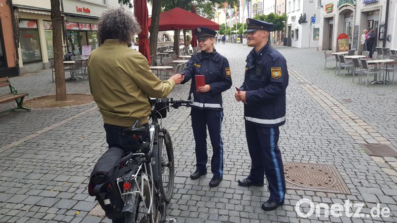 Polizeibeamte klärten in den vergangenen Tagen vermehrt Radler in Weiden auf, wie sie ihre Gefährte vor Dieben schützen. Bild: Polizei Weiden