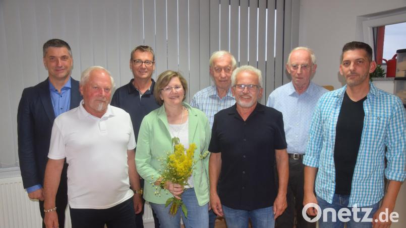 Vorsitzender des Obst- und Gartenbauvereins bleibt Alfred Wulfänger (Dritter von rechts). Bild: fz