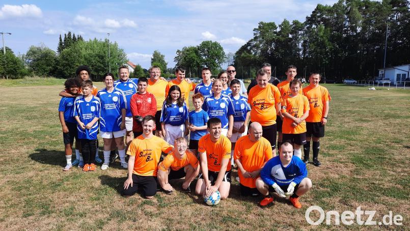Gelebte Inklusion bewiesen die Fußballer der „Fun Kickers“ sowie einige Mitarbeiter der AOVE und deren Kinder im Rahmen des AOVE-Cups in Freihung. Bild: Christine Gruber