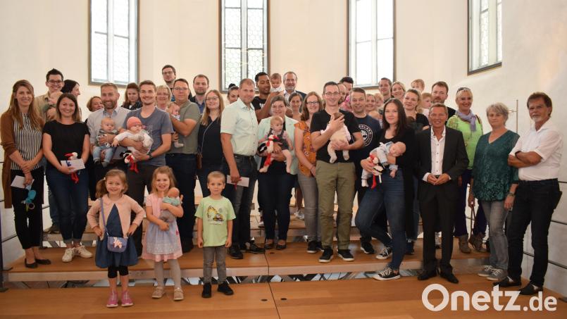 Im ersten Halbjahr 2023 wurden 26 Kinder in Nabburg geboren.Bürgermeister Frank Zeitler und seine Ratskollegen hießen die Neugeborenen mit der &quot;Storchenprämie&quot; willkommen. Bild: bnr