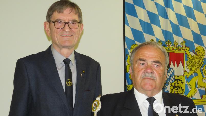 Engelbert Eckart wird mit dem Verdiensttaler des Bayerischen Soldatenbundes ausgezeichnet. Bild: adj