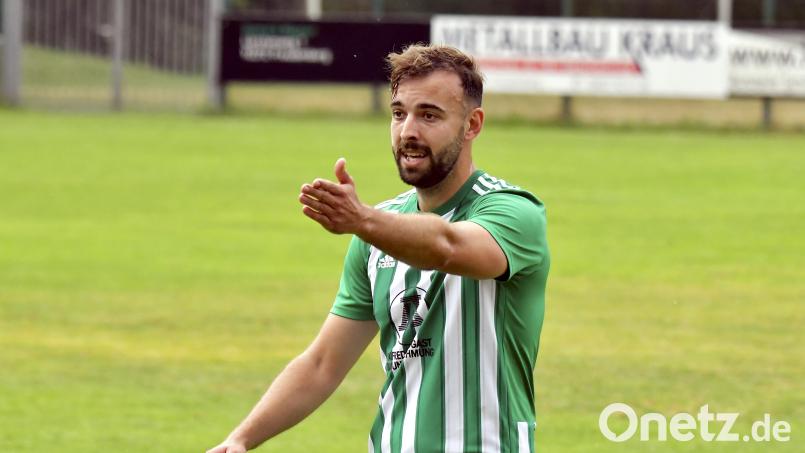 Spielertrainer Dennis Kramer gibt seit vergangener Saison die Kommandos beim SV Köfering. Obwohl er selbst momentan verletzt ist, hat sein Team beide bisherigen Saisonspiele gewonnen. Archivbild: Hubert Ziegler