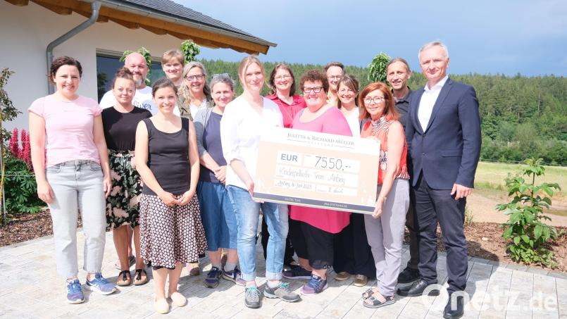 Mitglieder des Kinderpalliativteams zusammen mit den Eltern, dem Vorstandsmitglied der Stiftung, Harald Schwartz, sowie dem Kuratoriumsmitglied Jutta Heindl bei der Spendenübergabe Bild: Klinikum/Naturhof Landfreude/exb