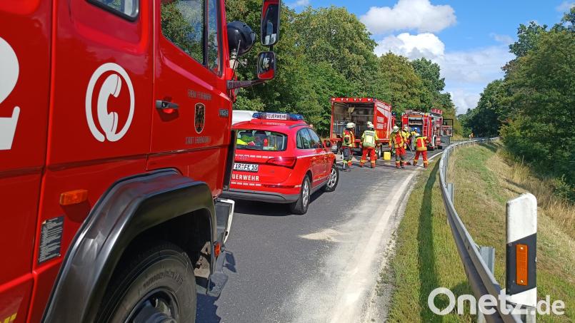Nach dem Unfall einer 34-Jährigen Motorradfahrerin musste die Erbendorfer Feuerwehr die B 299 von Betriebsmitteln reinigen. Bild: nic