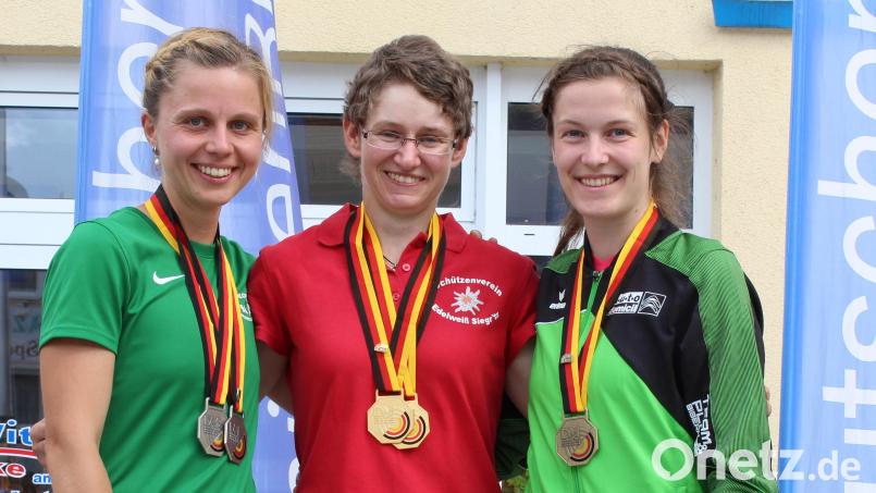 Kerstin Schmidt (MItte) vom Schützenverein Edelweiß Siegritz gewann bei der deutschen Meisterschaft im Target-Sprint sowie beim internationalen Grand Prix jeweils die Goldmedaille. Bild: Dirscherl/exb