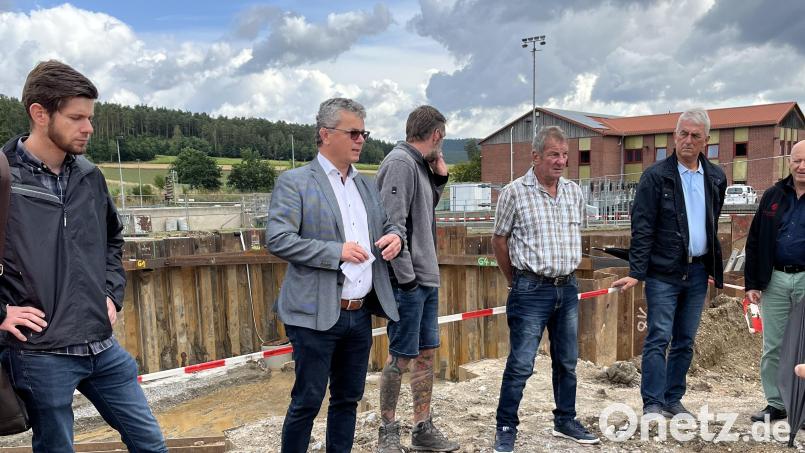 Bürgermeister Martin Birner mit Vertretern des Stadtrates, der Baufirma und dem Bauherrn vor der Baumaßnahme Bild: sns