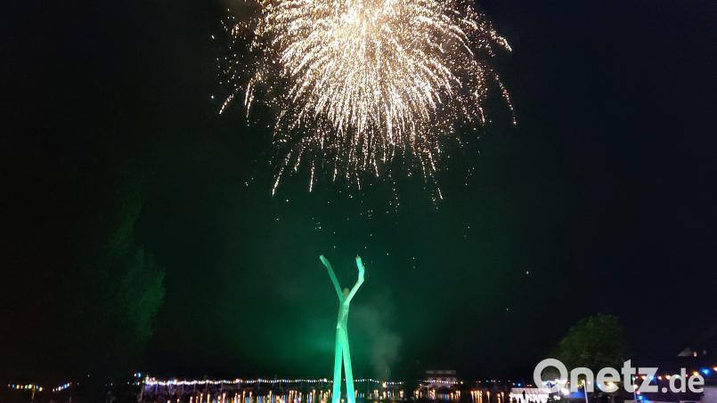 Faszinierende Illumination des Hahnenweiher beim nächtlichen Feuerwerk Bild: lg