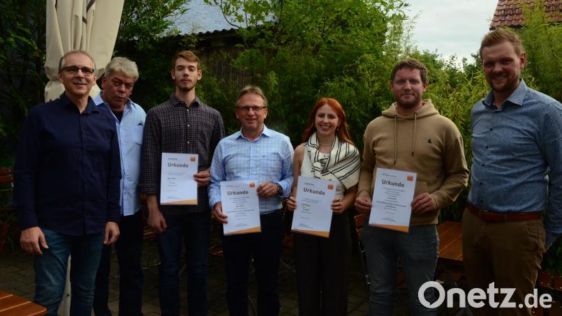 Das sind die erfolgreichen Schreiner-Prüflinge mit ihren Ausbildungsfirmen und Innungs-Vertretern. Bild: Kunz