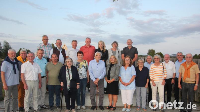 Der Abiturjahrgang 1978 traf sich in Tirschenreuth. Das Bild zeigt die Teilnehmer mit den ehemaligen Lehrern Elisabeth Jobst, Klaus Arbter und Günther Schiller. Bild: kro