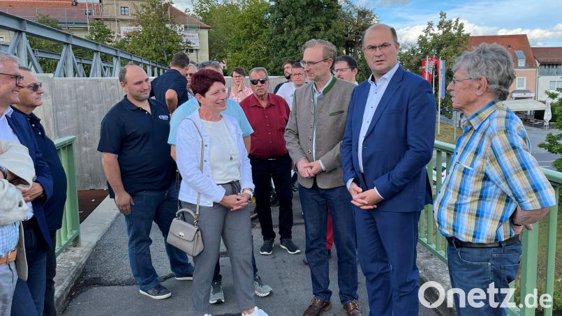 Finanz- und Heimatminister Albert Füracker (Zweiter von rechts) besichtigt zusammen mit Stadträten den Neunburger Problemfall Nummer ein, den beschädigten Eisernen Steg. Bild: sns