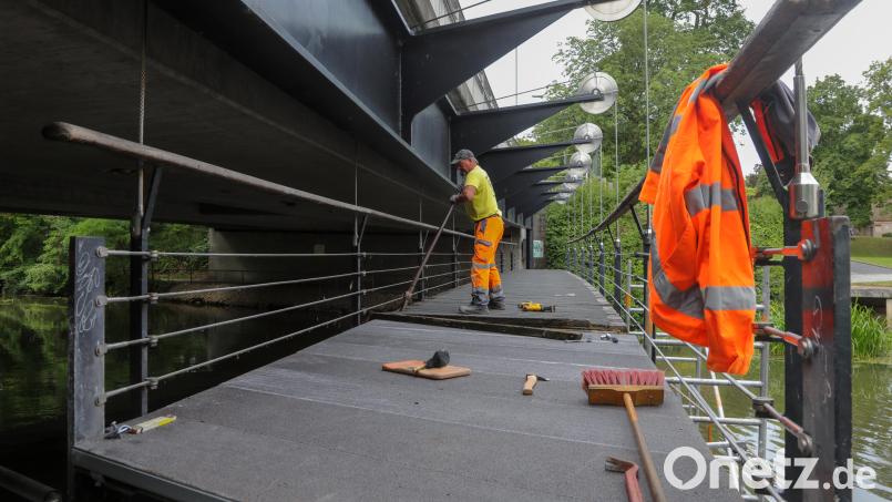 Die Ziehbrücke bei der Amberger Stadtbrille bekommt derzeit einen neuen Belag. Bild: Wolfgang Steinbacher