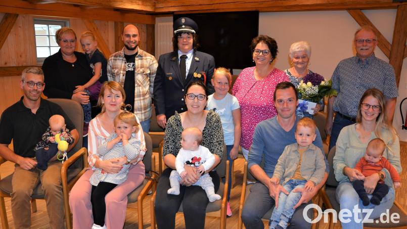 In der ersten Reihe die Eltern mit ihren Kindern (von links) Wolfgang Siller mit Anna und seine Frau Yvonne mit Lina, Sandra Zeitler mit Josefine, Sebastian Malzer mit Moritz sowie seine Frau Jessica Mark mit Marlena. Ihnen galten die Glückwünsche (hintere Reihe von links) von Marietta Hofmann, Manuel Ernst, Johanna Pfohl, Christa Wölfl, Rita Rosner und Bürgermeister Max Bindl. Bild: jr