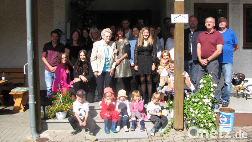 Mit ihren Kindern und Enkelkindern feiert Anna Stubenvoll (Bildmitte links) im Sportheim des VfB ihren 90. Geburtstag. Bürgermeister Richard Kammerer (Dritter von rechts) überbringt die Glückwünsche der Gemeinde und überreicht einen Blumenstrauß. Bild: knh
