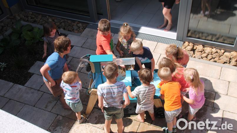 Kinder freuen sich über das Wasserspielgerät. Bild: Josef Glas