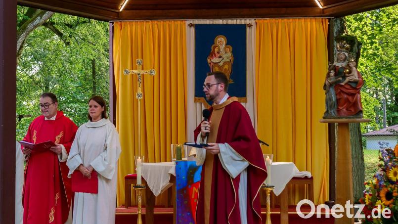In einer Dialogpredigt erläuterten Pfarrer Herbert Mader, Gemeindereferentin Katharina Laurer und Kaplan Lucas Lobmeier die Sieben Gaben des Heiligen Geistes. Bild: wbe