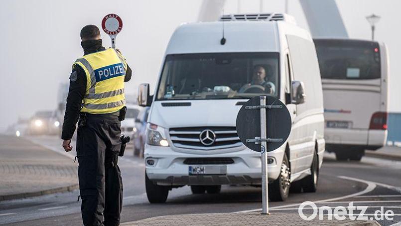 Bundespolizisten kontrollieren stichprobenartig Reise- und Kleinbusse an den Grenzen. Symbolbild: Bundespolizei