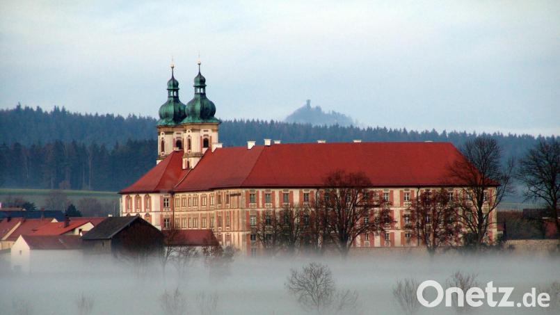 Der Rauhe Kulm hinter Kloster Speinshart im Nebel. Bild: Stiegler