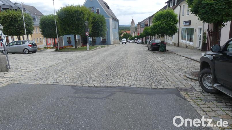 Das denkmalgeschützte Rathaus soll durch eine besondere Gestaltung seines Umfelds herausgehoben werden. Die SPD würde die Durchgangsstraße gerne durchgehend asphaltieren. Bild: rn