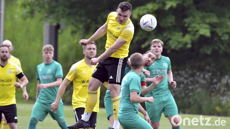 Michael Hirschmann (Mitte) und der SV Hahnbach werden sich am Dienstagabend gewaltig strecken müssen, wenn die Würzburger Kickers zum Pokalduell zu Gast sind. Archivbild: Hubert Ziegler