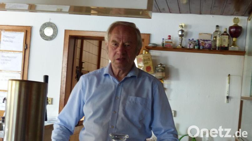 Der liebste Platz von Hans Schärtl in seinem Wirtshaus ist dort, wo er die Gäste bewirten kann: hinter der Theke. Nun feierte der beliebte Wirt den 75. Geburtstag. Bild: hme