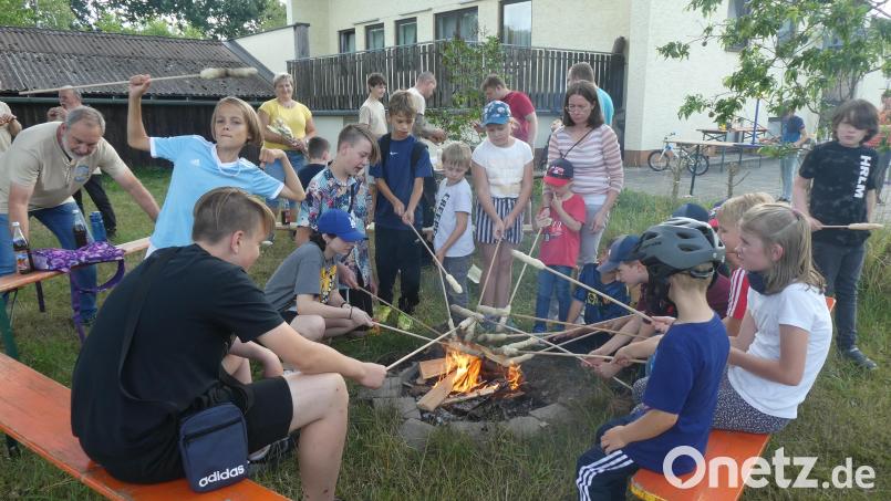 Am Lagerfeuer konnten die Kinder Stockbrot und Marshmallows grillen. Bild: Schlosser/exb