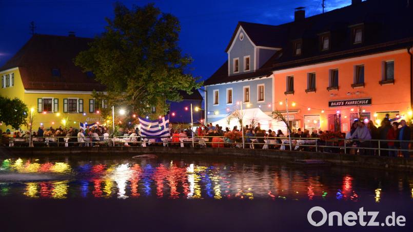 Die Atmosphäre am Stadtweiher ist immer einmalig bei der &quot;Multi-Kulti-Nacht&quot;. Archivbild: bey